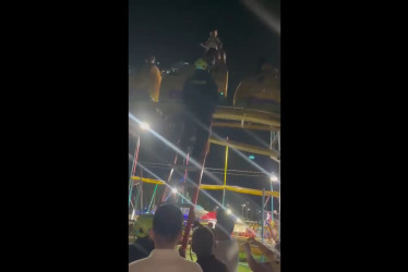 El Cuerpo de Bomberos Voluntarios de La Dorada rescató a las dos personas en la montaña rusa.