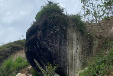  FOTOS I Facebook alcaldías I LA PATRIA  Las rocas en el cerro Campanario generan riesgo en zona rural del occidente de Caldas. Por eso, la Alcaldía ha inspeccionado el sitio con el propósito de definir el paso por seguir.