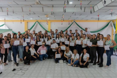 Fotos I Cortesía Sena I LA PATRIA  Entrega del certificado de competencia laboral a uno de los 100 habitantes de Samaná en la ceremonia realizada por el SENA.