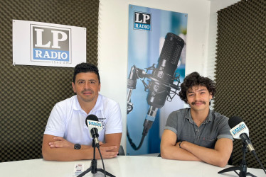  Sergio Arenas, docente de la Universidad de Caldas y director de la obra Aquel Noviembre y Brahian Cardona, estudiante y actor de la obra. 
