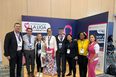 Segundo a la derecha, el Dr. Jorge Iván López, acompañado de otros doctores en el Simposio  