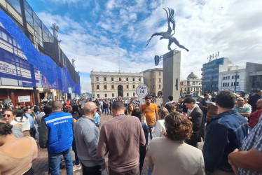 Las personas se reunieron en la Plaza de Bolívar, que fue el punto de encuentro del simulacro nacional de gestión de riesgo al que se unió Manizales este miércoles.