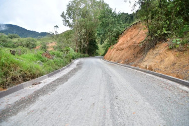 Úna vía en el norte de Caldas sería mejorada para comodidad y seguridad de los viajeros. Conduce a una perla turística del departamento.