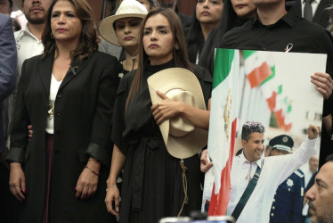 La viuda del alcalde Carlos Manzo, Grecia Quiroz (c), asiste a un evento este miércoles, en el Congreso de la ciudad de Morelia en Michoacán (México).
