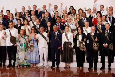 El presidente de Colombia Gustavo Petro (ci), acompañado de los asistentes a la ceremonia de apertura de la IV Cumbre CELAC-UE, posan en la foto oficial este domingo, en Santa Marta (Colombia). 