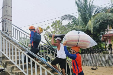 Personal de la PCG ayudando a los residentes con medidas de evacuación preventiva ante la llegada del tifón Fung-Wong en la provincia de Mindoro Oriental, Filipinas.