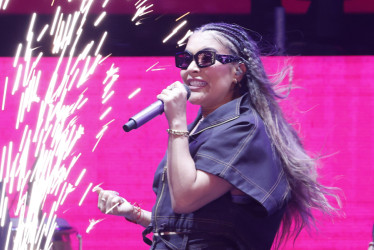 la vallenatera Karen Lizarazo, quien hizo bailar a los asistentes con clásicos del género caribeño. En su presentación, rindió homenaje a Carlos Vives