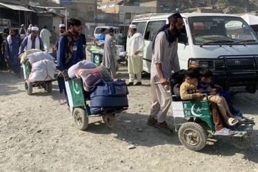 Fotos | EFE | LAPATRIA Refugiados afganos se congregan cerca de un centro de registro mientras se preparan para regresar, luego de la reapertura de la frontera de Torkham en Pakistán, el 1 de noviembre de 2025. Pakistán reabrió parcialmente la frontera después de 21 días para deportar a ciudadanos afganos indocumentados.