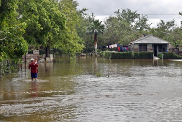 Varios ríos desbordados amenazan a las comunidades rurales en el oriente de Cuba.
