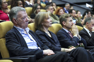 El expresidente de Colombia y premio Nobel de Paz, Juan Manuel Santos, asistió junto a su esposa, María Clemencia de Santos, a la conmemoración de la firma de los nueve años del acuerdo de paz con las Farc.