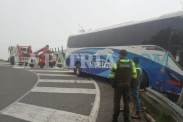 Accidente en la vía Manizales - Bogotá: bus con 20 pasajeros perdió el control y se salió de la carretera
