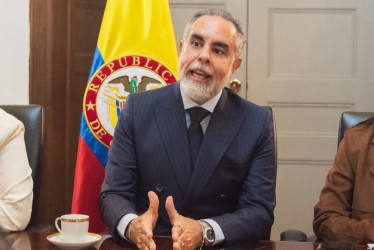 El ministro del Interior colombiano, Armando Benedetti, denunció que dos drones sobrevolaron su vivienda.