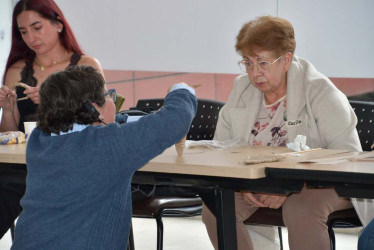 Personas mayores asisten a Club de Experiencias para fortalecer sus habilidades técnicas y blandas.