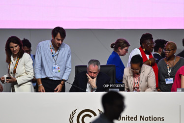 El presidente de la COP30, Andre Correa do Lago (c), participa en la sesión plenaria de la COP30 este sábado, en el Centro de Convenciones Hangar donde se realiza la COP30, en Belém (Brasil). 