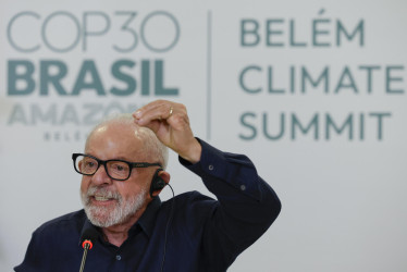 El presidente de Brasil, Luiz Inácio Lula da Silva, habla en una entrevista con periodistas de agencias de noticias internacionales este martes, en la Base Naval de Belém (Brasil).