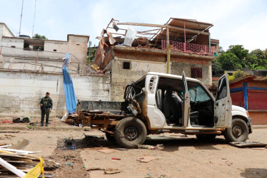 El ataque fue perpetrado mediante un vehículo cargado con explosivos, lanzamiento de cilindros y ráfagas de fusil. 