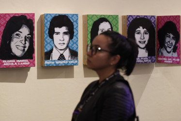 Una persona recorre la exposición exhibida en el Museo de la Independencia Casa del Florero este jueves, en Bogotá (Colombia).