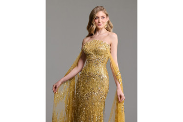 Catalina Duque Abréu lució un vestido dorado ceñido al cuerpo que deslumbró en la pasarela.