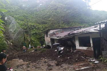 El derrumbe ocurrió en el sector Culebrero, del barrio Galán de Manizales. Una casa se destruyó por completo, otra parcialmente y la cancha local también fue afectada.