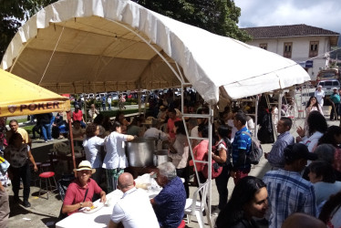 Con un festejo financian las obras de mejora y el funcionamiento de una parroquia en este pueblo patrimonio de Caldas. Así se vivió la fiesta.