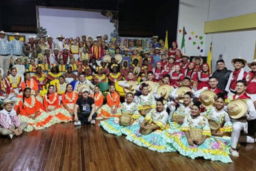Con un "gracias, Neira" se despidieron los participantes del Festival Nacional de Danzas Folclóricas.