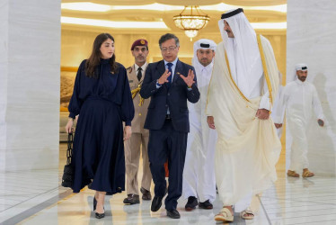El presidente Gustavo Petro (c), caminar junto al Emir de Catar, Tamin bin Hamad AI Thani (d) durante un encuentro este lunes, en Doha (Catar). 