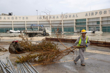 Fotografía que muestra el Aeropuerto Internacional Sangstereste afectado por el paso del huracán Melissa, este sábado en Montego Bay (Jamaica).