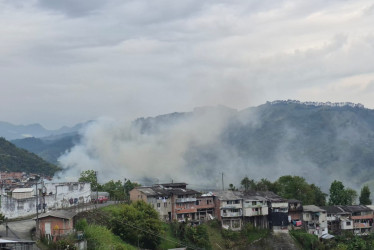 Tres viviendas resultaron afectadas por un incendio en el barrio San Fernando de Manizales. Bomberos controlaron la situación.