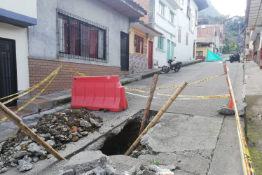 Este es el estado del hueco con la señalización que pusieron los vecinos para evitar accidentes.