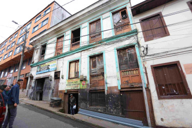 La vivienda es de bahareque y cuenta con cuatro locales arrendados, dos talleres de soldadura y dos ebanisterías.