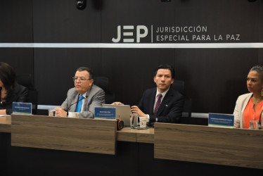 La JEP imputa crímenes de guerra, de lesa humanidad y delitos según el Código Penal colombiano a 30 integrantes del Ejército Nacional, entre ellos tres generales retirados, por ‘falsos positivos’ en Meta.La JEP imputa crímenes de guerra, de lesa humanidad y delitos según el Código Penal colombiano a 30 integrantes del Ejército Nacional, entre ellos tres generales retirados, por ‘falsos positivos’ en Meta.
