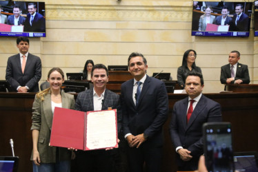 El Senado de la República rindió un homenaje al cantante colombiano Jhonny Rivera, quien recibió la Orden del Congreso en el grado de Gran Caballero.