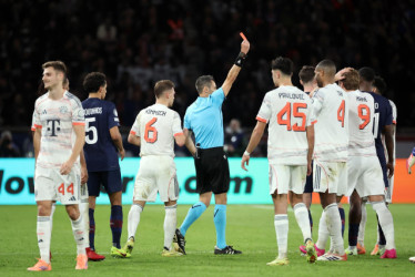 Luis Díaz fue expulsado en el partido PSG - Bayern tras una dura entrada contra Achraf Hakimi.