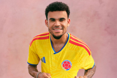 Luis Díaz luce la nueva camiseta de la Selección Colombia para disputar el Mundial del 2026.