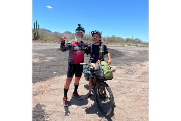 El manizaleño Juan Manuel Arango lleva siete meses y medio dándole la vuelta al mundo. En marzo partió desde Colombia, hoy está en Singapur y espera terminar su travesía en Sudáfrica, en diciembre del 2027, luego de atravesar 40 países. Hace la mayoría de su recorrido a bordo de La Chimbita, su bicicleta eléctrica. En la foto, su encuentro con un ciclista en Baja California (México).