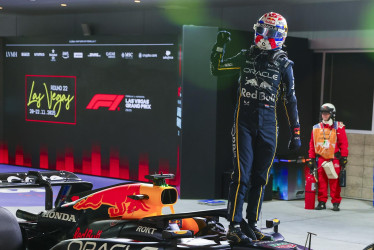 El ganador de la carrera, el piloto de Red Bull Racing, Max Verstappen de los Países Bajos, después del Gran Premio de Fórmula Uno de Las Vegas en el Circuito del Strip de Las Vegas, Nevada, EE.UU., este sábado 22 de noviembre del 2025.