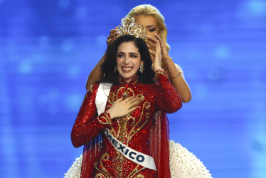 La señorita México, Fátima Bosch, reacciona al ser coronada Miss Universo 2025 durante la 74.ª edición del certamen.