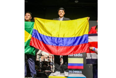 Nikolas Escobar recibió el Premio Albert Vidal, un galardón que lleva el nombre del fundador de WorldSkills International.
