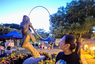 Diana Lorena Jiménez, junto al monumento a Omayra Sánchez, su mejor amiga del colegio la Sagrada Familia de Armero. Foto en el Parque Temático Omayra Sánchez, en Armero-Guayabal, municipio de reubicación luego de la avalancha del 13 de noviembre de 1985.