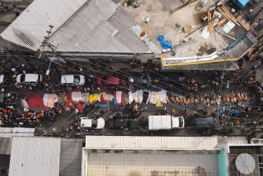 Fotografía aérea de cuerpos sin vida este miércoles, en una calle de Río de Janeiro (Brasil). 