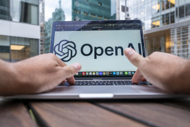 Fotografía de archivo fechada el 22 de octubre del 2025 de una persona revisando su computador que muestra el logo de OpenAI en Nueva York (Estados Unidos).