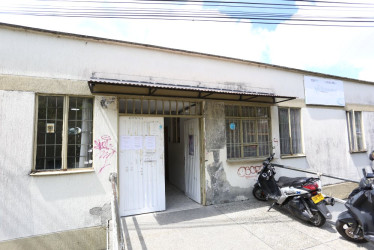 El estado de la fachada del puesto de salud del barrio Bajo Prado.