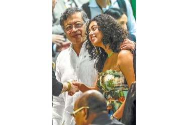 El presidente de Colombia, Gustavo Petro, saluda junto a su hija Sofía Petro durante la cumbre de líderes de la COP30, en el Hangar Centro de Convenciones, en Belém (Brasil).