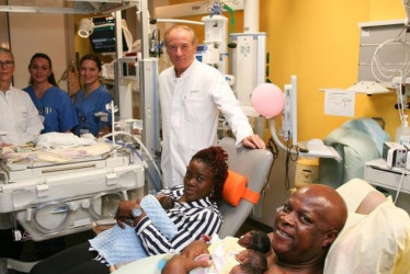 Dos niños y tres niñas nacieron luego de 28 semanas de gestación en un hospital de Alemania. Un embarazo de quintillizos se da ante 50 millones de embarazos normales.