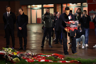 Trent Alexander-Arnold del Real Madrid deposita flores entre los homenajes al exjugador del Liverpool Diogo Jota en Liverpool, Gran Bretaña, este lunes 3 de noviembre del 2025.
