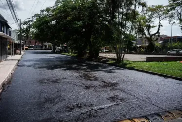 Una de las vías en intervención en el barrio Tangarife I, donde avanza el reparcheo en La Virginia (Risaralda).