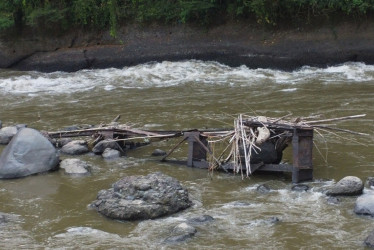En medio del río Cauca, en el corregimiento de Arauca en Palestina (Caldas), permanecen los restos de un puente metálico del ferrocarril que la avalancha del volcán Nevado del Ruiz arrastró en 1985. 