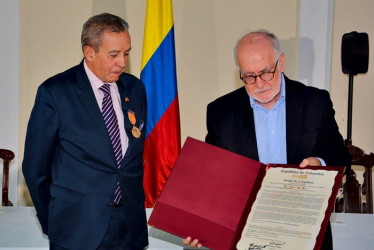 El Senado otorgó la Orden del Congreso de Colombia en el grado de Caballero a Eciebel Antonio Cano García, nacido en Salamina. 