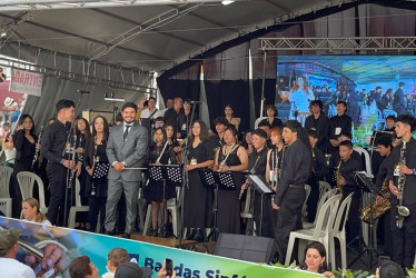 El maestro Ómar Andrés Castaño dirige la Banda Sinfónica del Colegio de Cristo de Manizales.