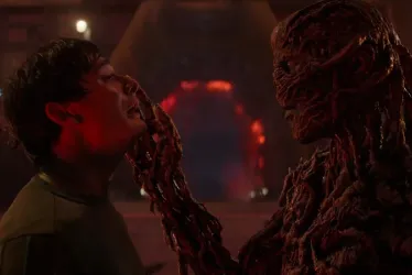 Fotograma de una de las escenas de la temporada 5 de la serie 'Stranger Things' con Noah Schnapp en el papel de Will Byers y Jamie Campbell Bower como Vecna.